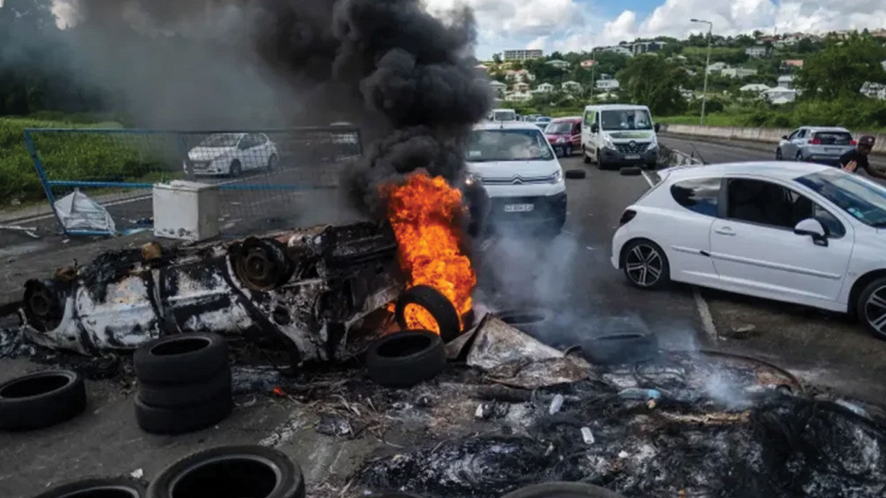 Fransa, sömürgesi Martinik'teki isyanı bastırmak için bölgeye polis ve asker gönderiyor - 2. Resim