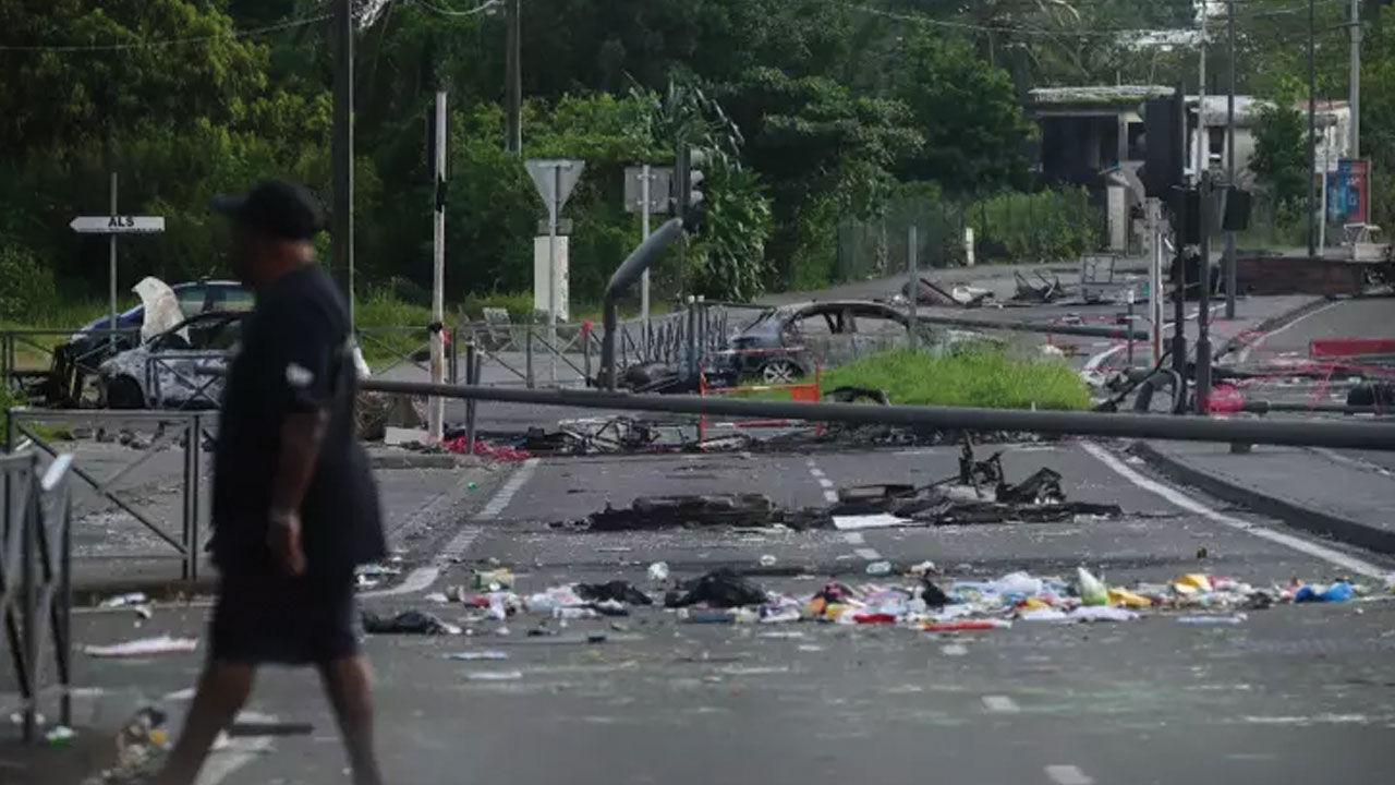 Fransa, sömürgesi Martinik'teki isyanı bastırmak için bölgeye polis ve asker gönderiyor - 1. Resim