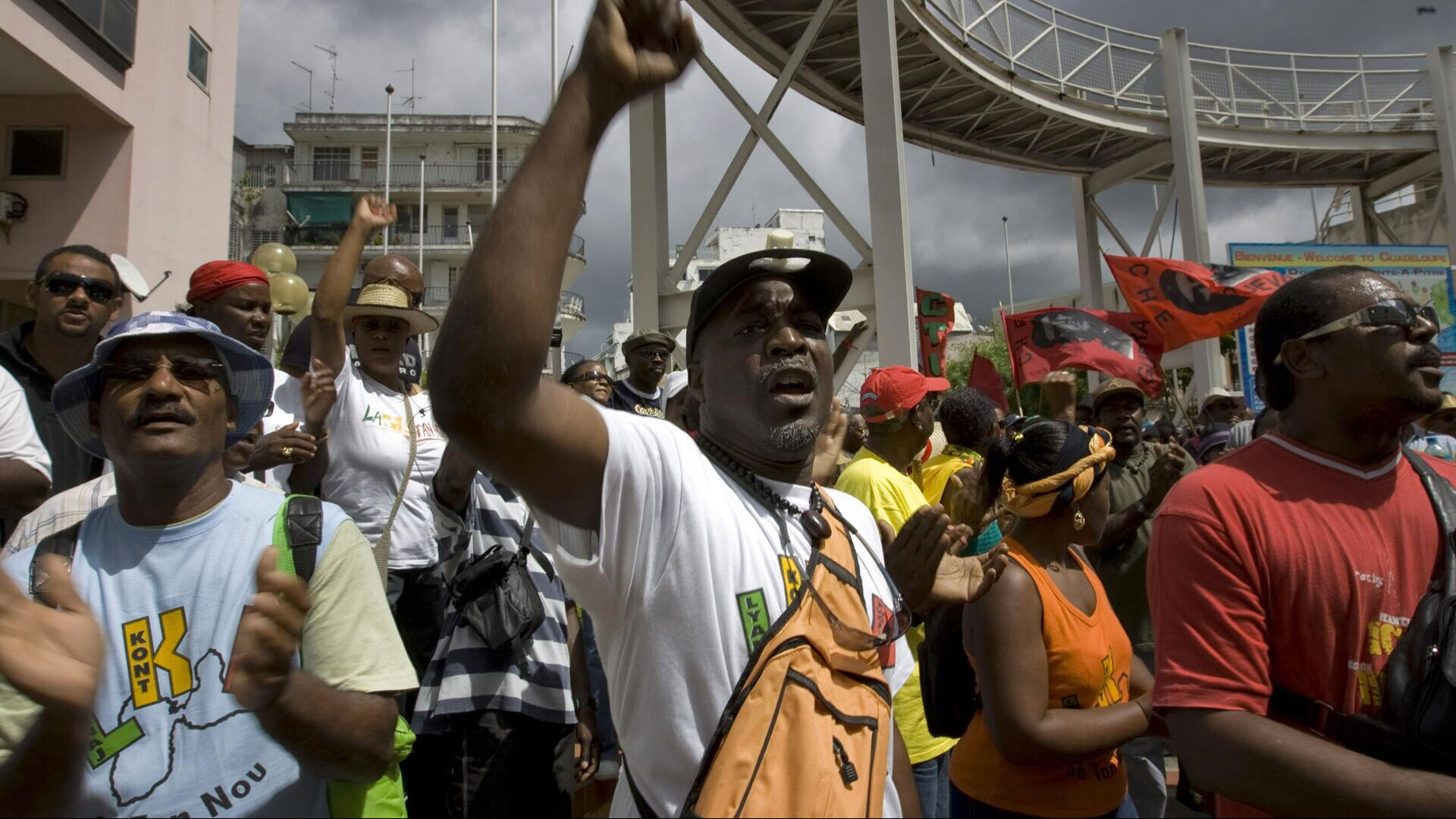 Fransa, sömürgesi Martinik'teki isyanı bastırmak için bölgeye polis ve asker gönderiyor - 4. Resim