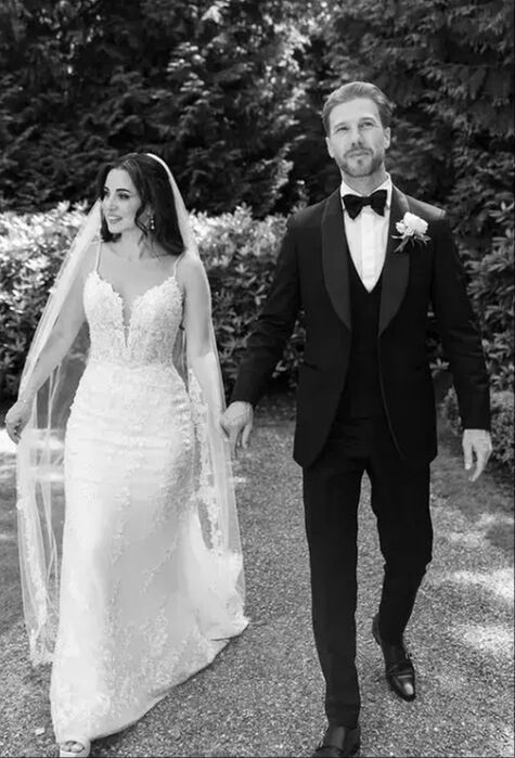 Hollanda doğumlu Karsu Mike Schrama ile 2024 yılında evlendi  - 3. Resim