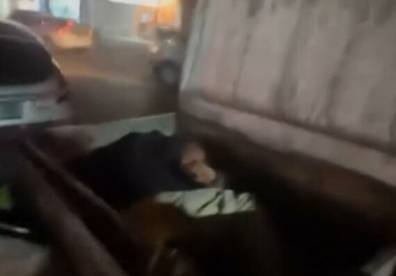 İstanbul'da çocuk parkında uygunsuz hareketler yapan adamı çöpe attılar İstanbul'da çocuk parkında uygunsuz hareketler yapan adamı çöpe attılar - 1. Resim