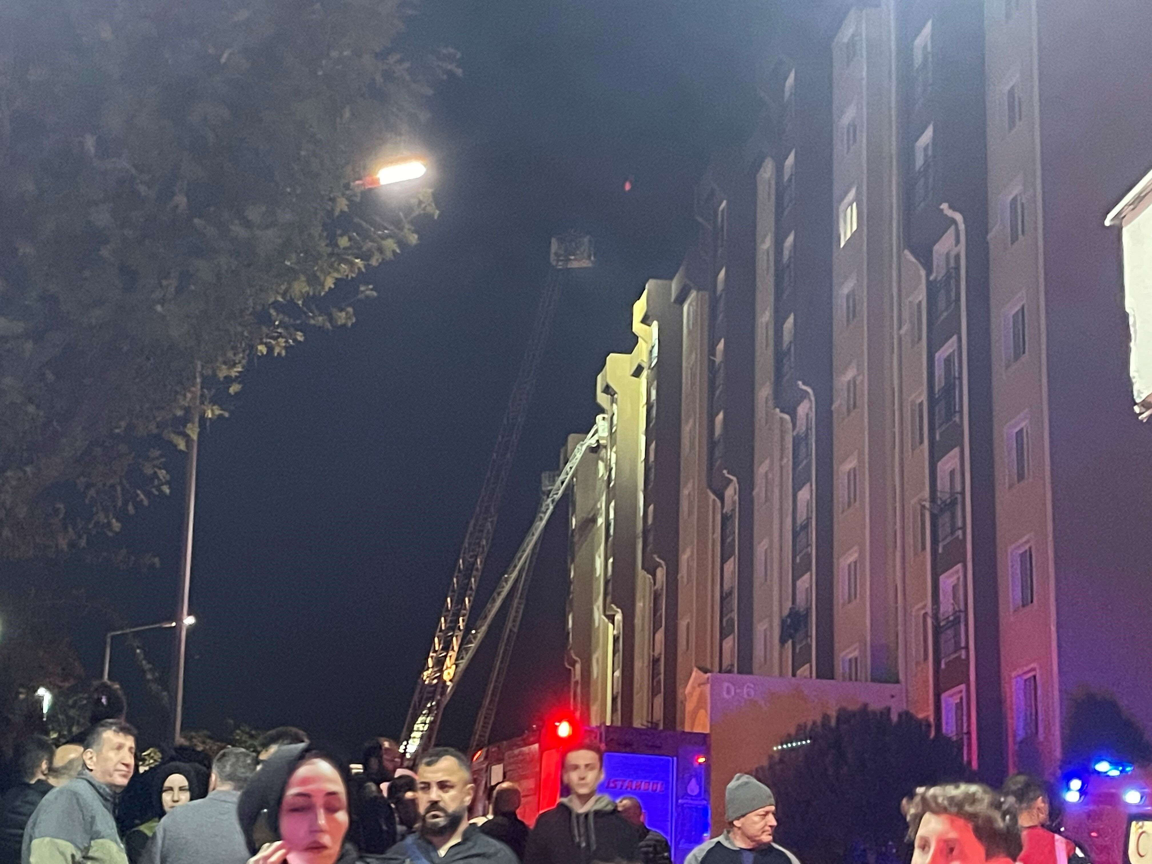 İstanbul'da korkutan yangın! Alevler Başakşehir'de sitede binaların çatısını sardı - 1. Resim