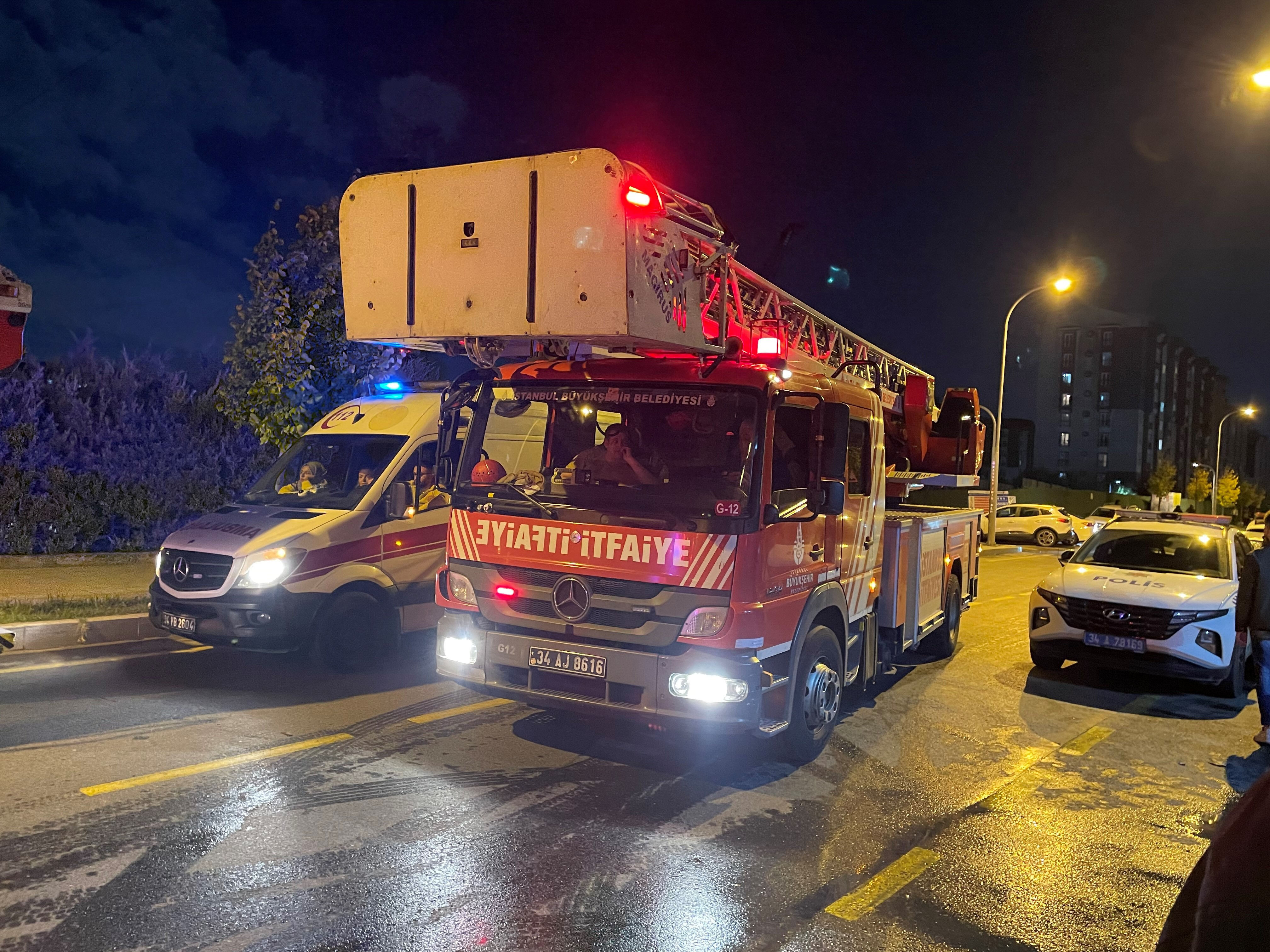 İstanbul'da korkutan yangın! Alevler Başakşehir'de sitede binaların çatısını sardı - 2. Resim