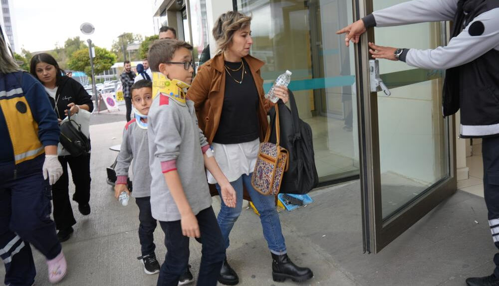 Kastamonu'da öğrencileri taşıyan servisle tır çarpıştı! Çok sayıda çocuk yaralandı - 1. Resim