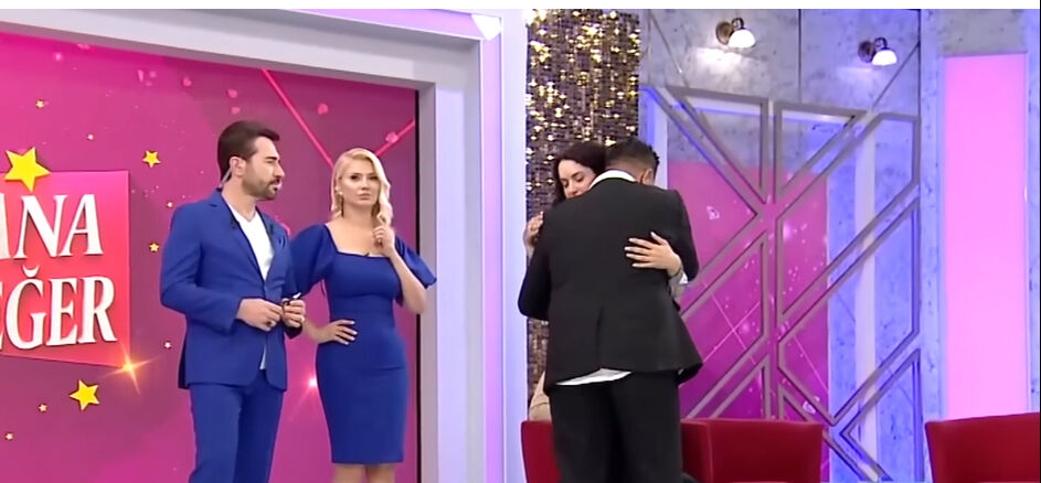 “Kocam da Kocam” şarkısıyla ünlenen çift canlı yayında barıştı! O anlar gündem oldu “Kocam da Kocam” şarkısıyla ünlenen çift canlı yayında barıştı! O anlar gündem oldu - 3. Resim