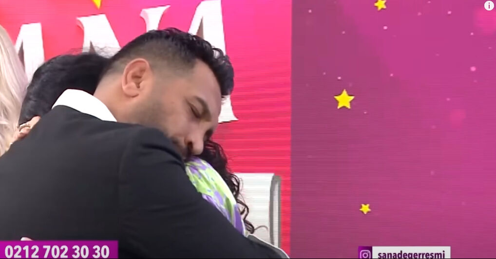 “Kocam da Kocam” şarkısıyla ünlenen çift canlı yayında barıştı! O anlar gündem oldu “Kocam da Kocam” şarkısıyla ünlenen çift canlı yayında barıştı! O anlar gündem oldu - 2. Resim