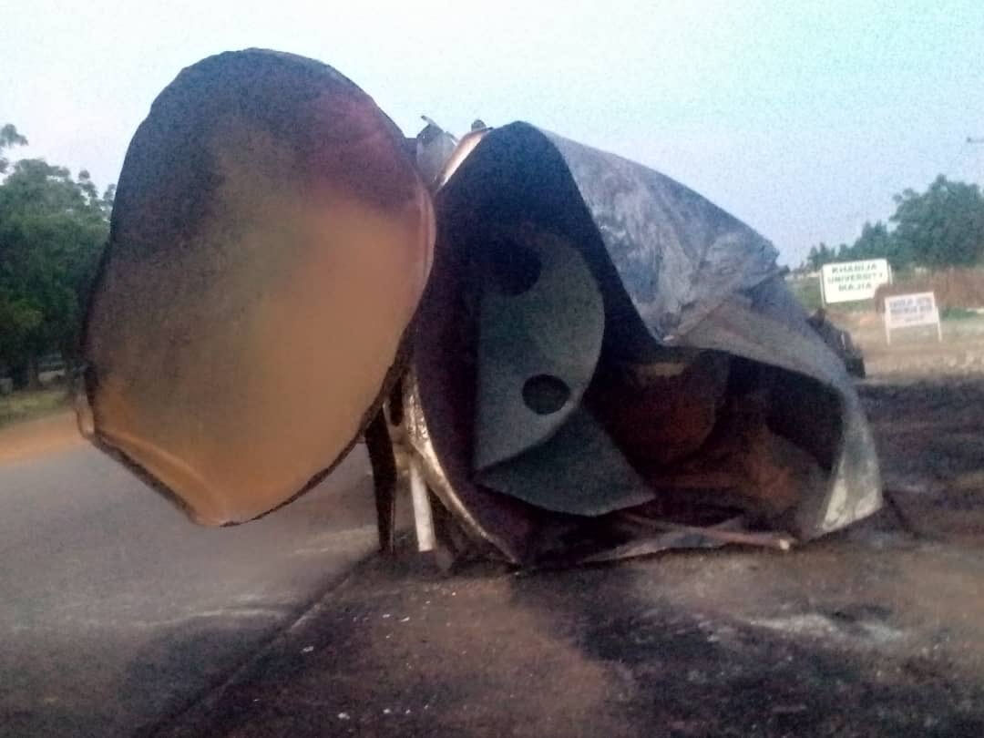 Nijerya'da akaryakıt tankeri patladı! 147 kişi feci şekilde can verdi Nijerya'da akaryakıt tankeri patladı! 94 kişi feci şekilde can verdi - 2. Resim