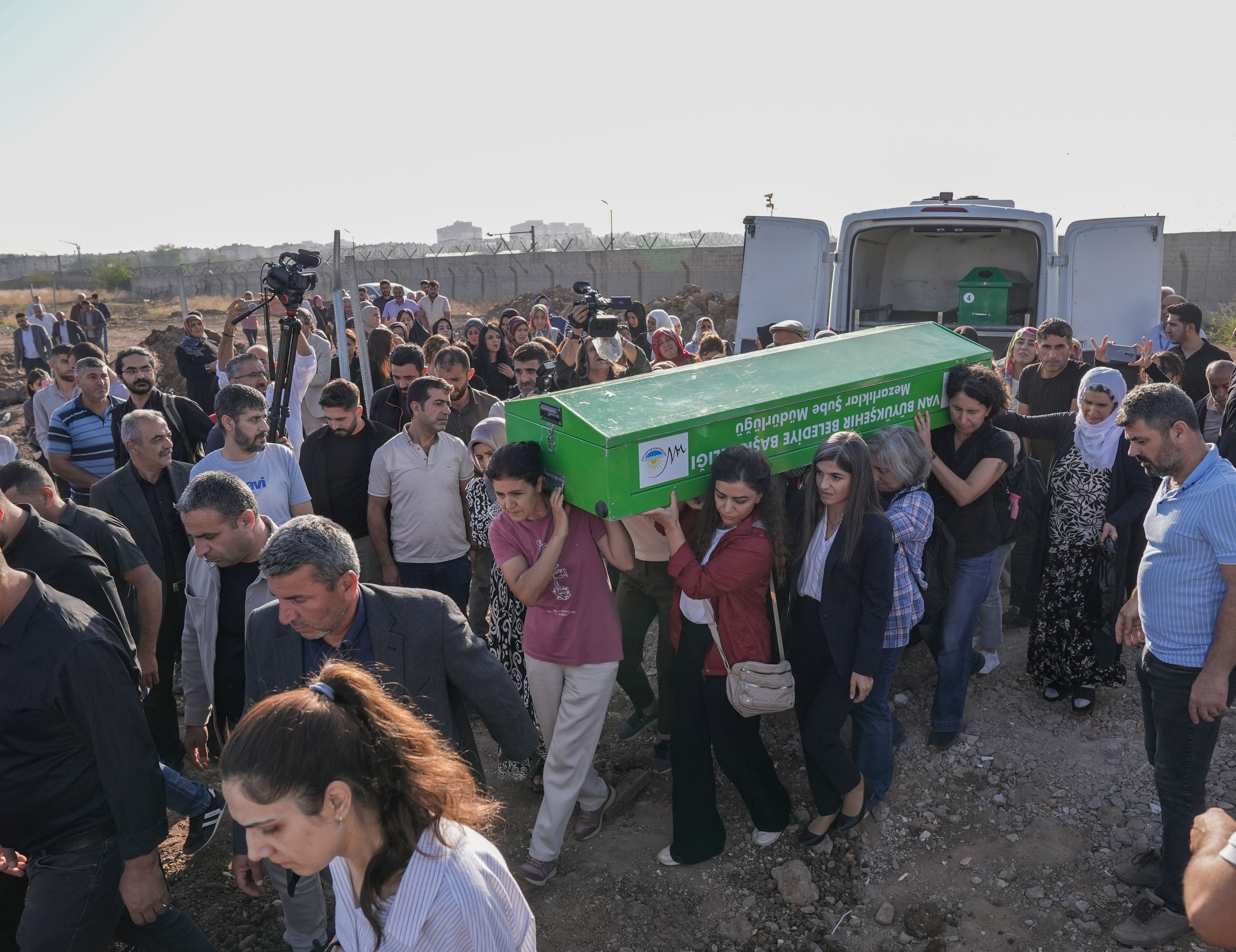 Rojin Kabaiş için cenaze töreni düzenlendi, tabutunu kadınlar taşıdı - 1. Resim