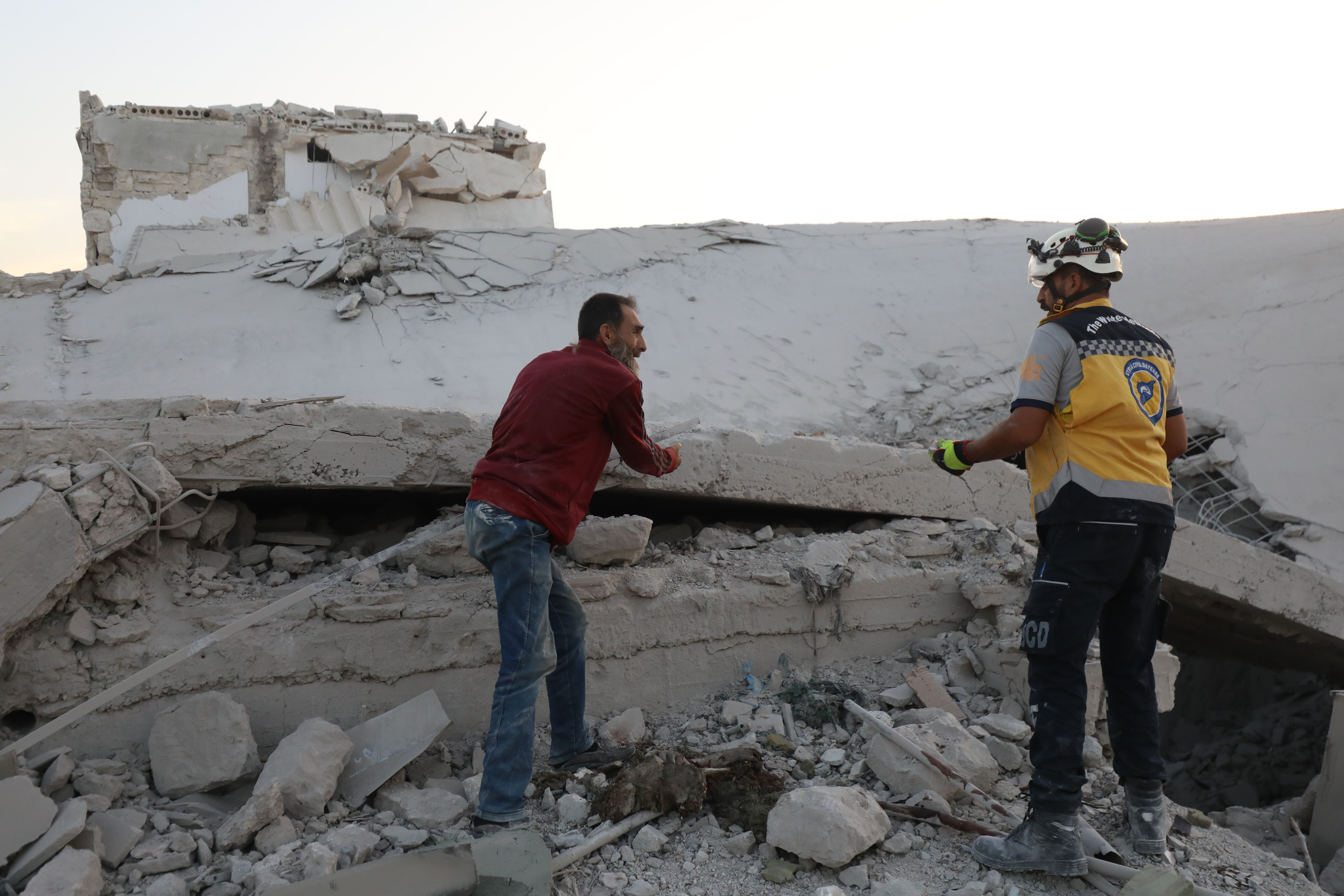 Rus savaş uçaklarından Suriye'ye saldırı! İdlib'de 2 sivil öldü - 1. Resim