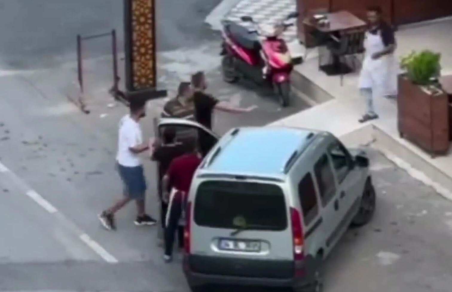 Sipariş veren kadını taciz edip eşini dövmüştü! Cezası belli oldu Sipariş veren kadını taciz edip eşini dövmüştü! Cezası belli oldu - 1. Resim