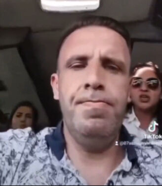 TikTok'ta canlı yayın merakı olay çıkardı! Arkasındaki kadın yayına çıktığını görünce adama patladı - 3. Resim