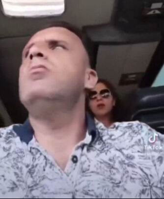 TikTok'ta canlı yayın merakı olay çıkardı! Arkasındaki kadın yayına çıktığını görünce adama patladı - 1. Resim