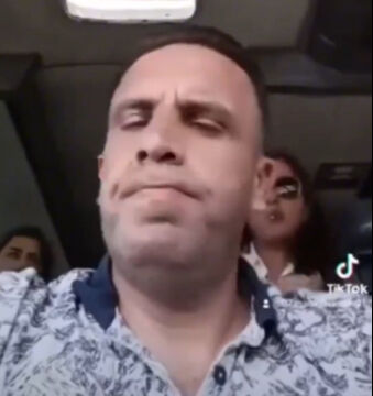 TikTok'ta canlı yayın merakı olay çıkardı! Arkasındaki kadın yayına çıktığını görünce adama patladı - 2. Resim