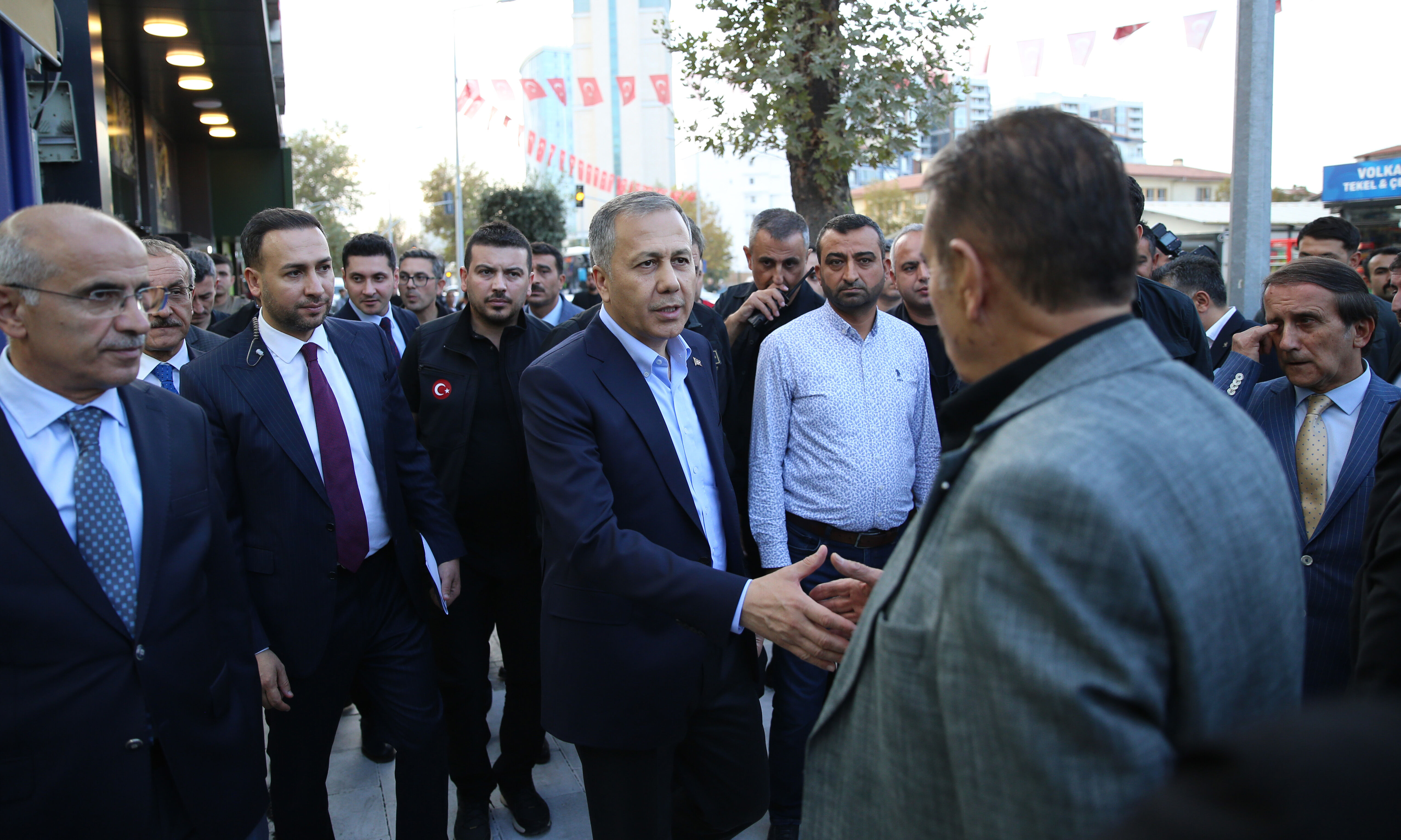 Yerlikaya'dan Malatya'da moral ziyareti... Depremden etkilenenlerle konuştu - 1. Resim