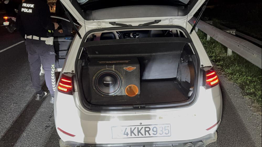 Yüksek sesle müzik dinleyen sürücülere ceza yağdı - 1. Resim