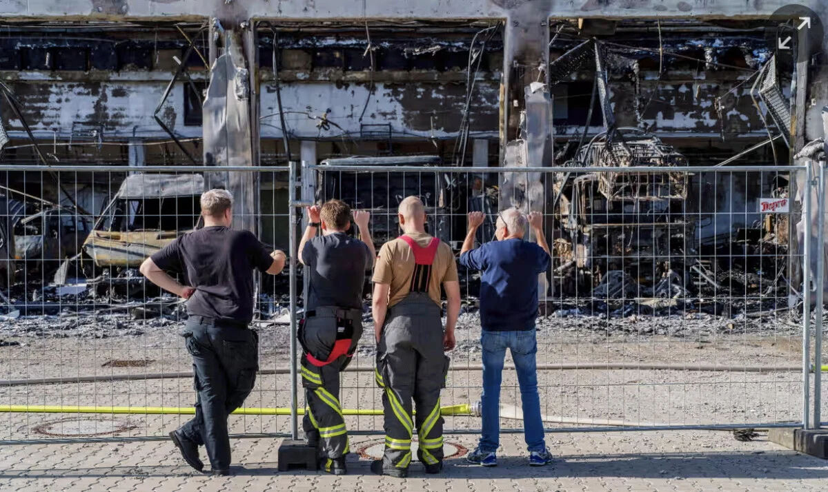 Almanya'da akıllara durgunluk veren olay! İtfaiye merkezi yangında kül oldu Almanya'da akıllara durgunluk veren olay! İtfaiye merkezi yangından kül oldu - 1. Resim