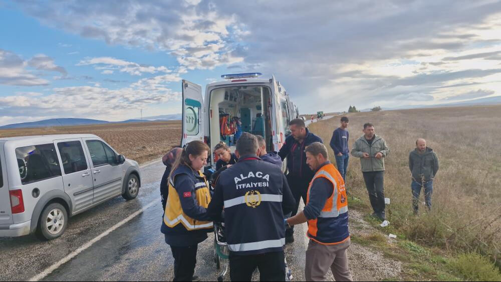 Çorum'da işçi servisi tıra çarptı! Ölü ve çok sayıda yaralı var Çorum'da işçi servisi tıra çarptı! Ölü ve çok sayıda yaralı var - 3. Resim