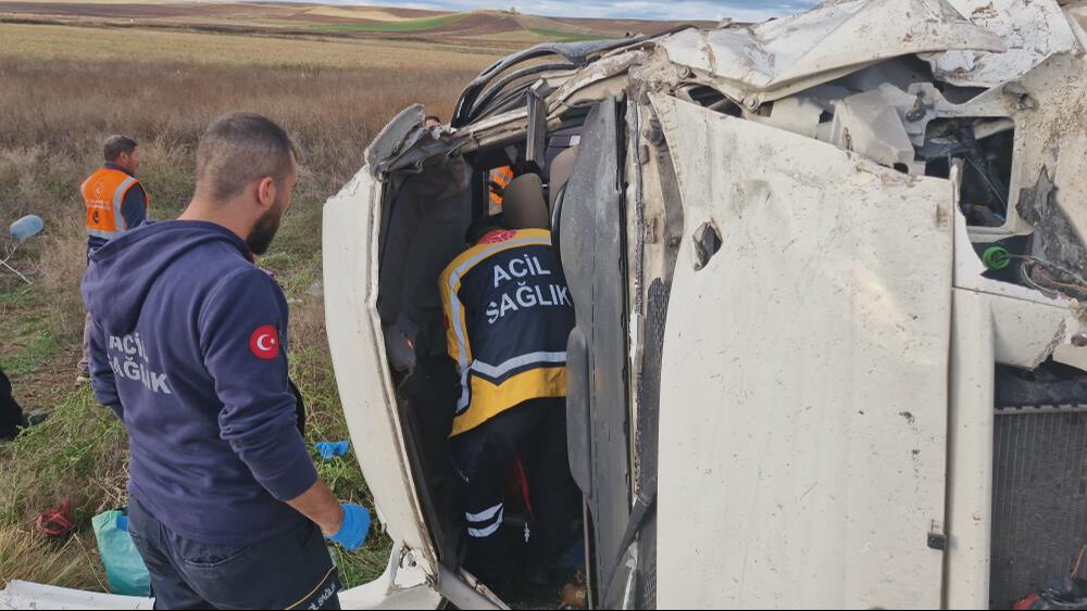 Çorum'da işçi servisi tıra çarptı! Ölü ve çok sayıda yaralı var Çorum'da işçi servisi tıra çarptı! Ölü ve çok sayıda yaralı var - 1. Resim