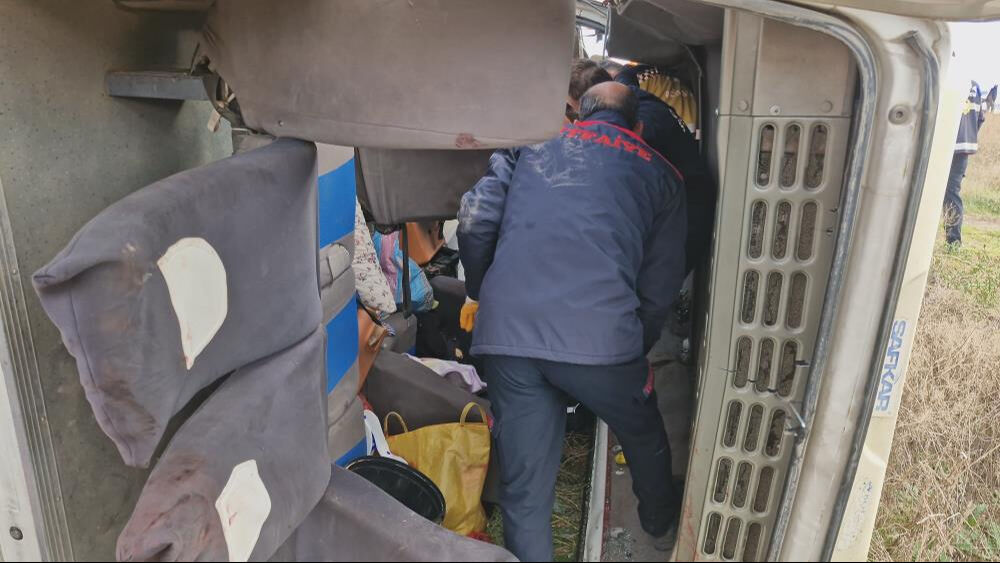 Çorum'da işçi servisi tıra çarptı! Ölü ve çok sayıda yaralı var Çorum'da işçi servisi tıra çarptı! Ölü ve çok sayıda yaralı var - 2. Resim