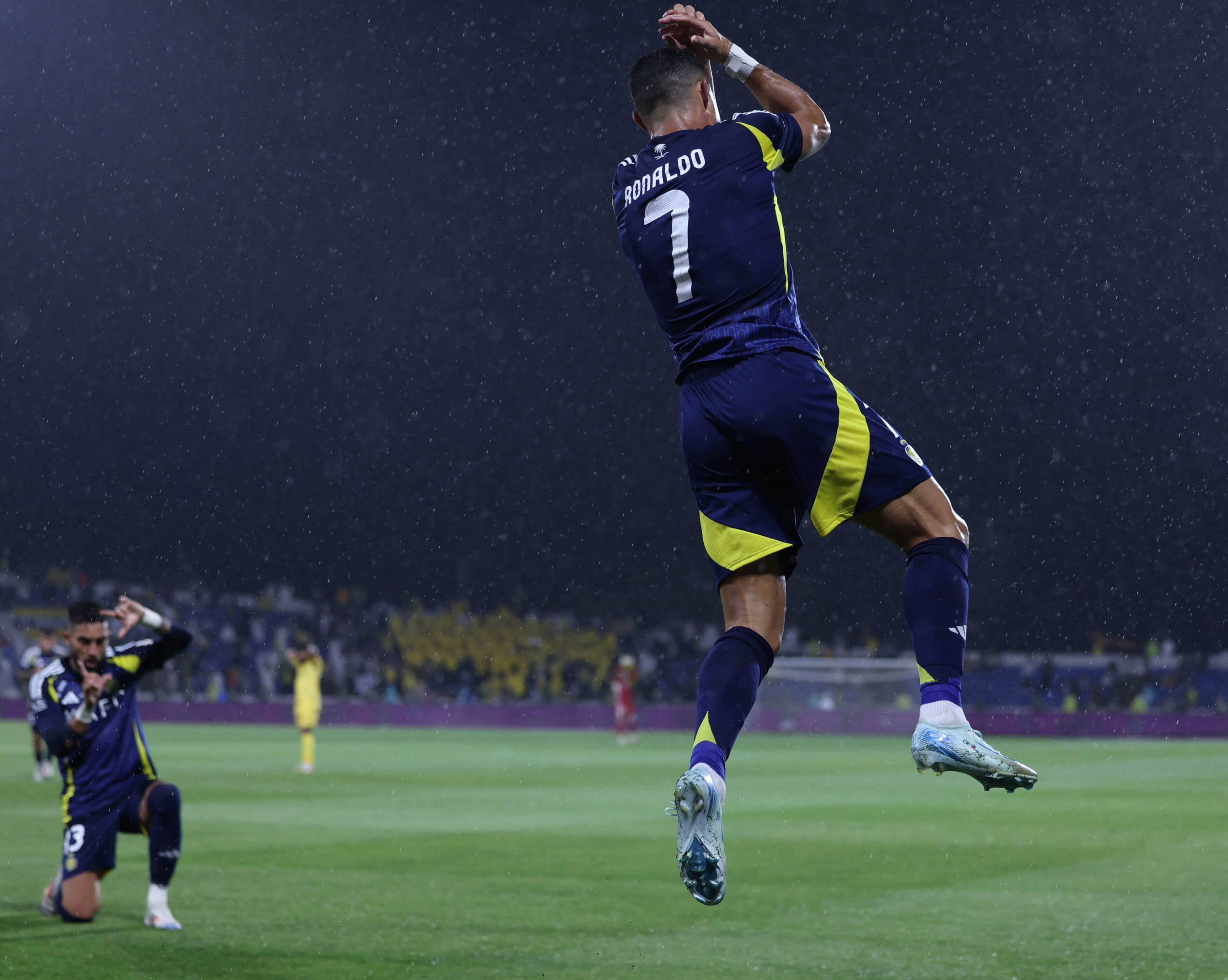 Dünyanın en çok kazanan futbolcuları açıklandı! Ronaldo-Messi rekabetinde inanılmaz fark - 12. Resim