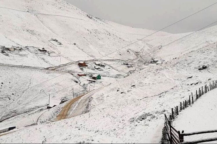 Ekim sonu kar yağdı, her yer beyaz örtüyle kaplandı! Uyarılar peş peşe... - 2. Resim