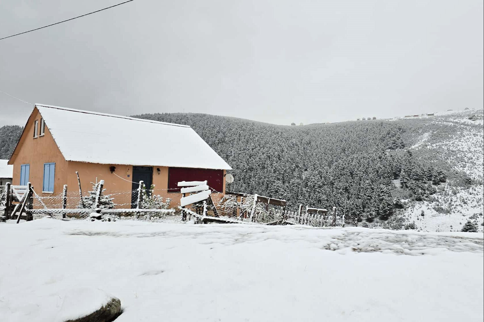 Ekim sonu kar yağdı, her yer beyaz örtüyle kaplandı! Uyarılar peş peşe... - 1. Resim