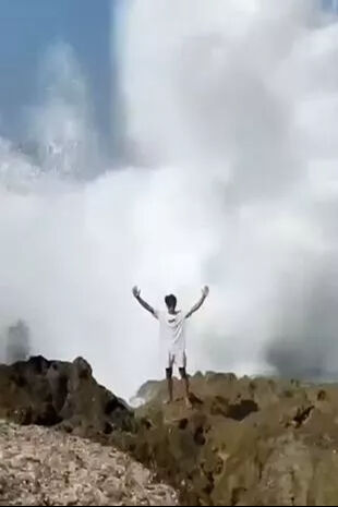 Fotoğraf çekilirken canından oldu! Dev dalga genci yuttu Fotoğraf çekilirken canından oldu! Dev dalga genç çocuğu yuttu - 2. Resim