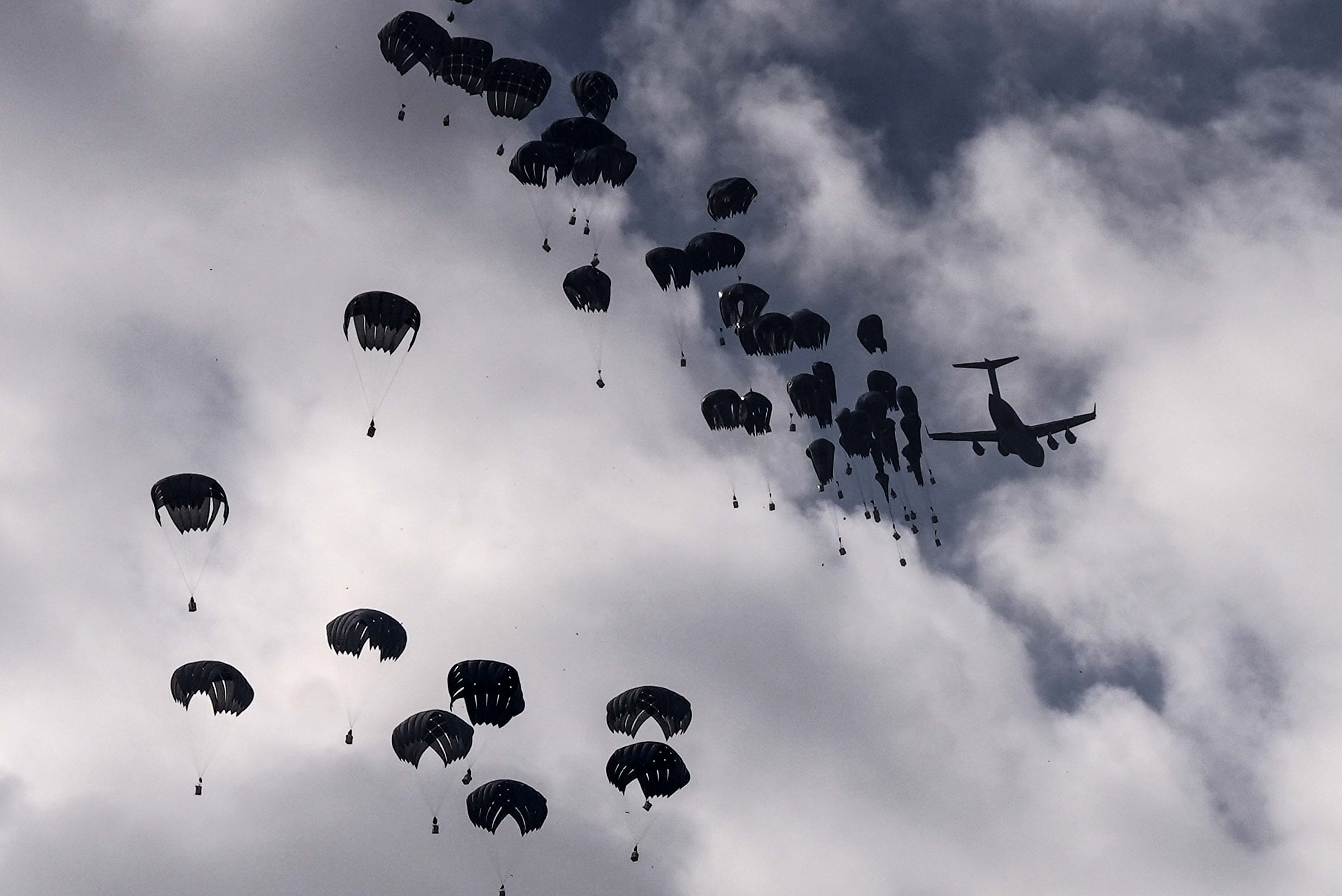 Gazze'de 3 ay sonra ilk! Onlarca yardım paraşütü tek seferde indi - 1. Resim