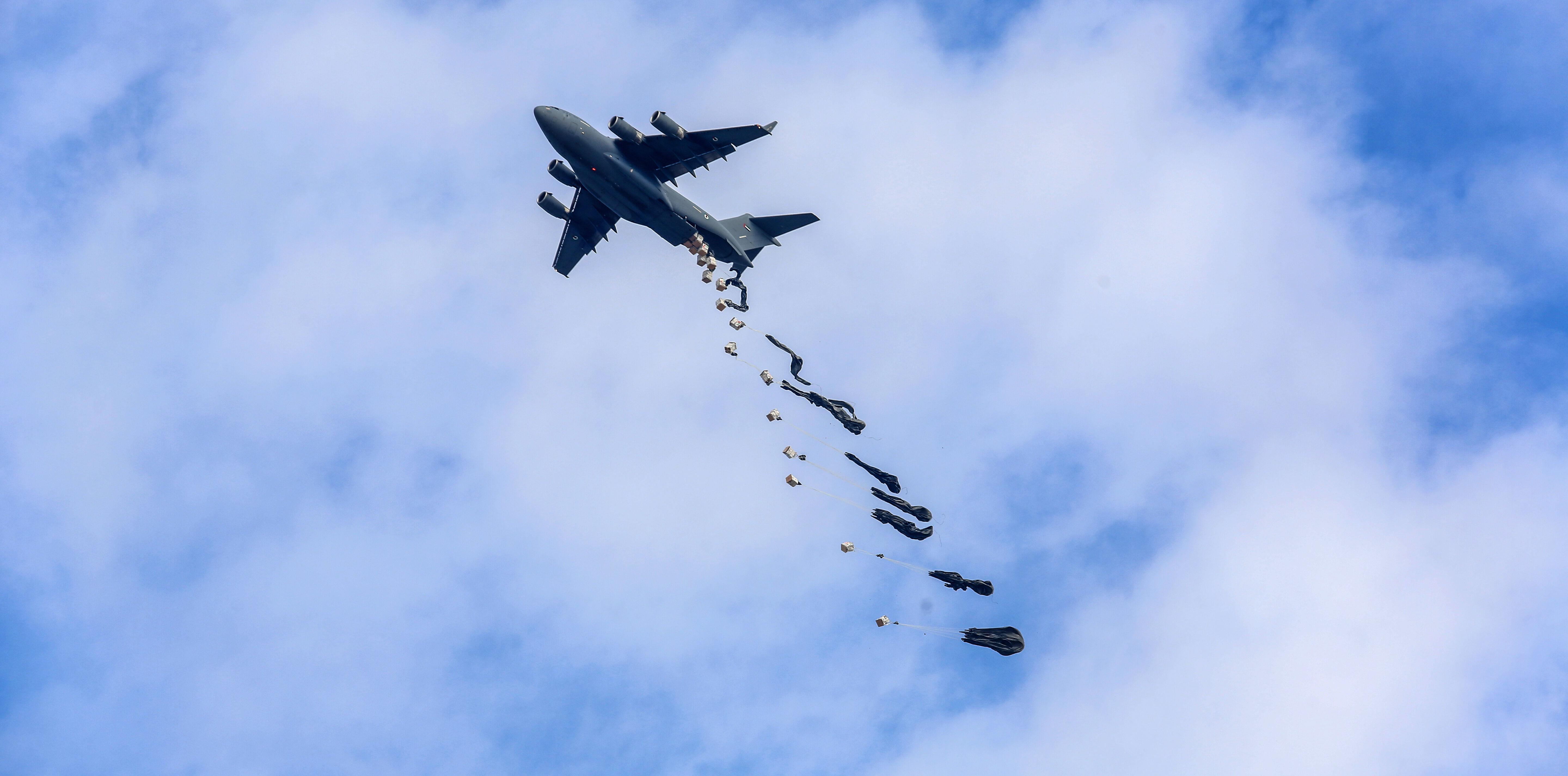 Gazze'de 3 ay sonra ilk! Onlarca yardım paraşütü tek seferde indi - 2. Resim