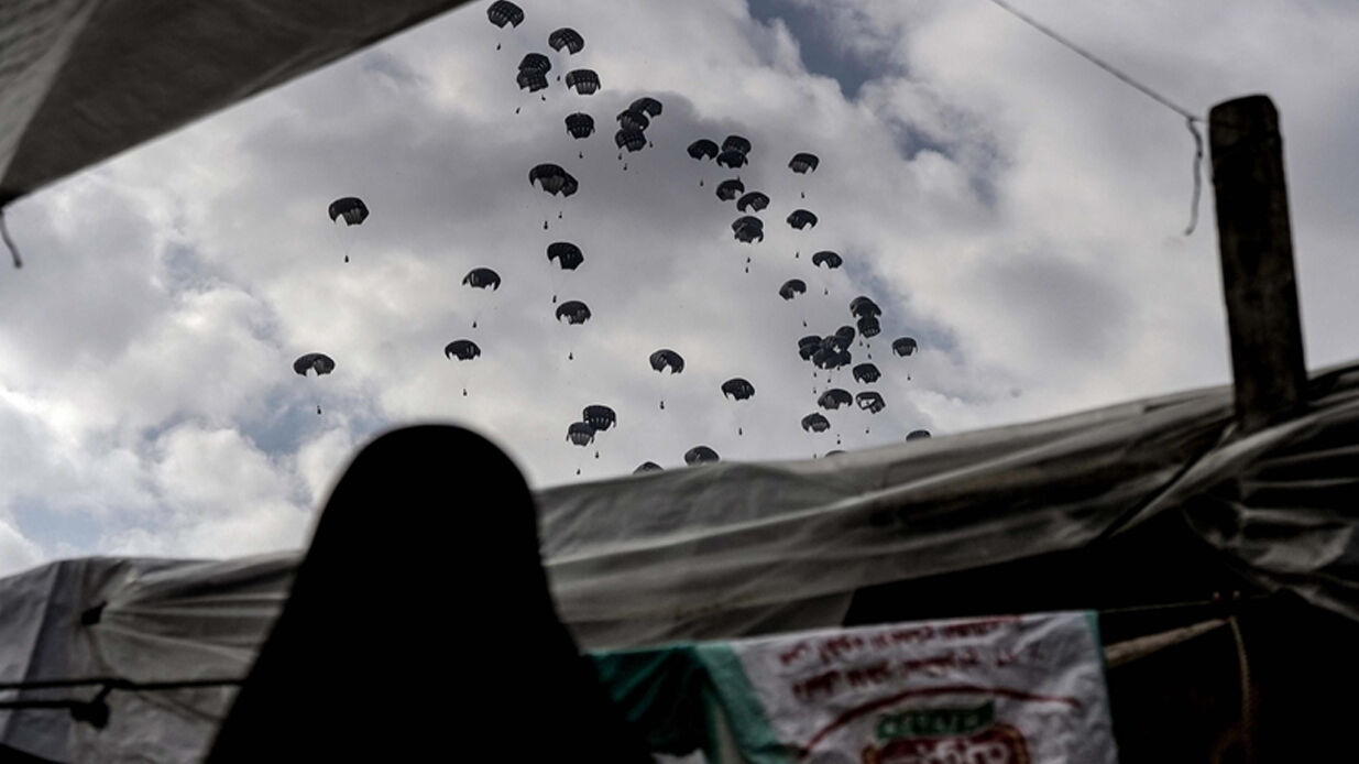 Gazze'de 3 ay sonra ilk! Onlarca yardım paraşütü tek seferde indi - 3. Resim
