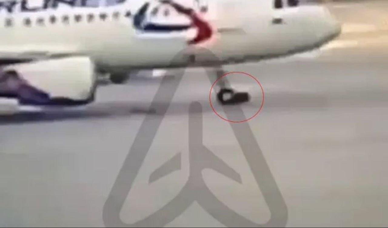 Havaalanında inanılmaz olay! 7 dakika boyunca 78 tonluk uçağın altında kaldı - 1. Resim