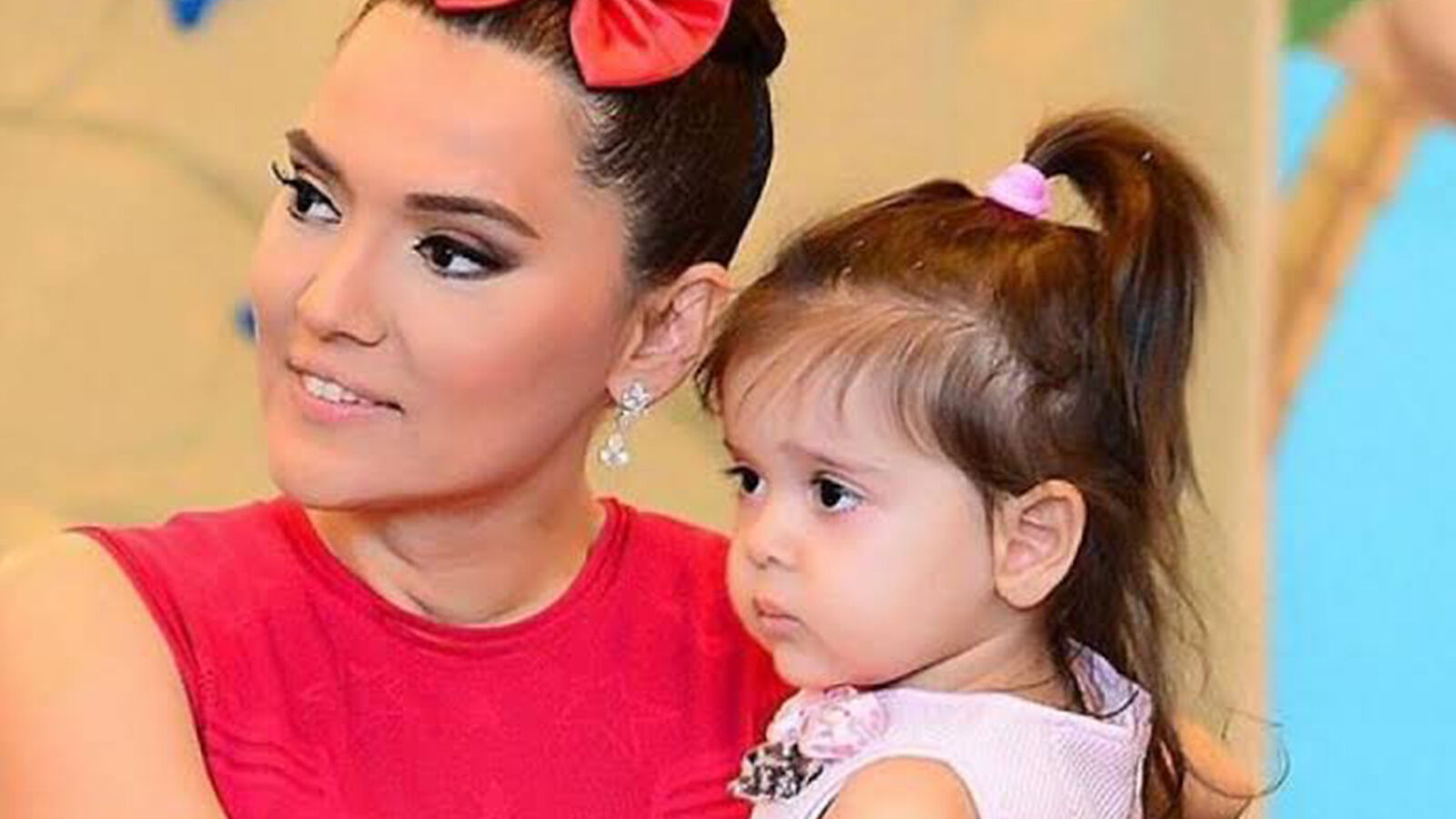 Kızı Hira talihsiz bir kaza yaşadı! Demet Akalın apar topar ülkeye döndü - 3. Resim