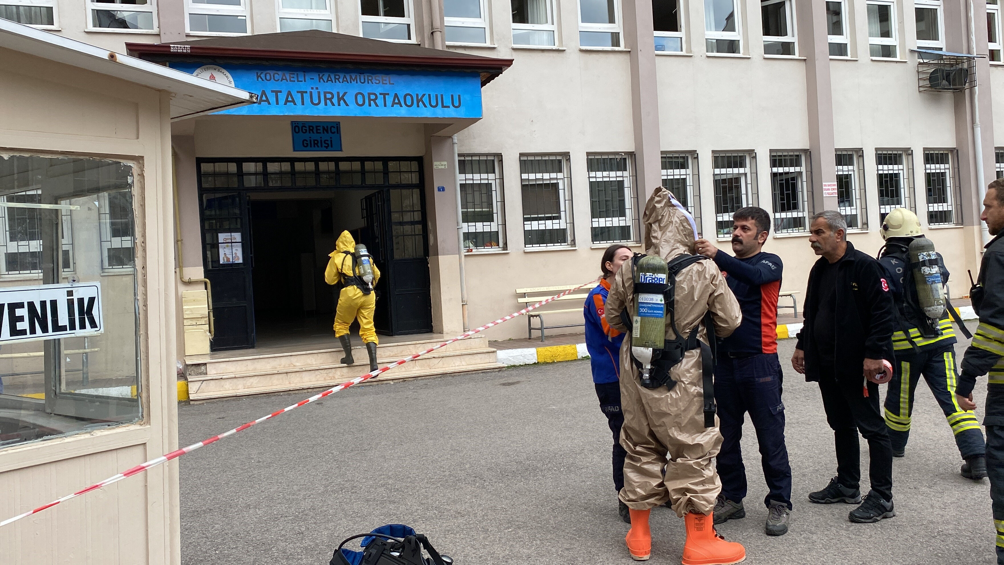 Okulda korku dolu anlar! Özel kıyafetli ekip olay yerinde: Üç kişi hastanelik oldu - 1. Resim