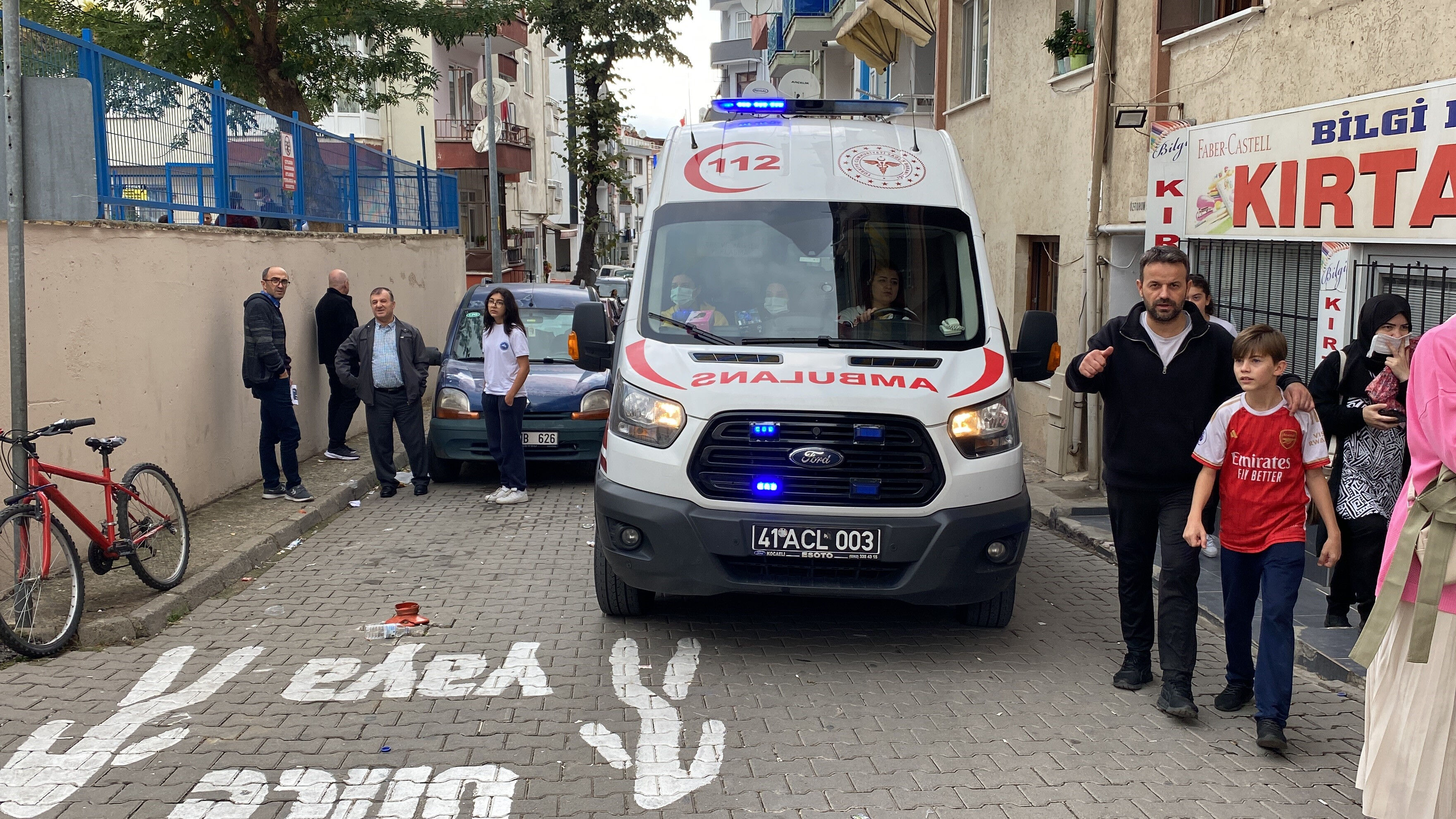 Okulda korku dolu anlar! Özel kıyafetli ekip olay yerinde: Üç kişi hastanelik oldu - 4. Resim