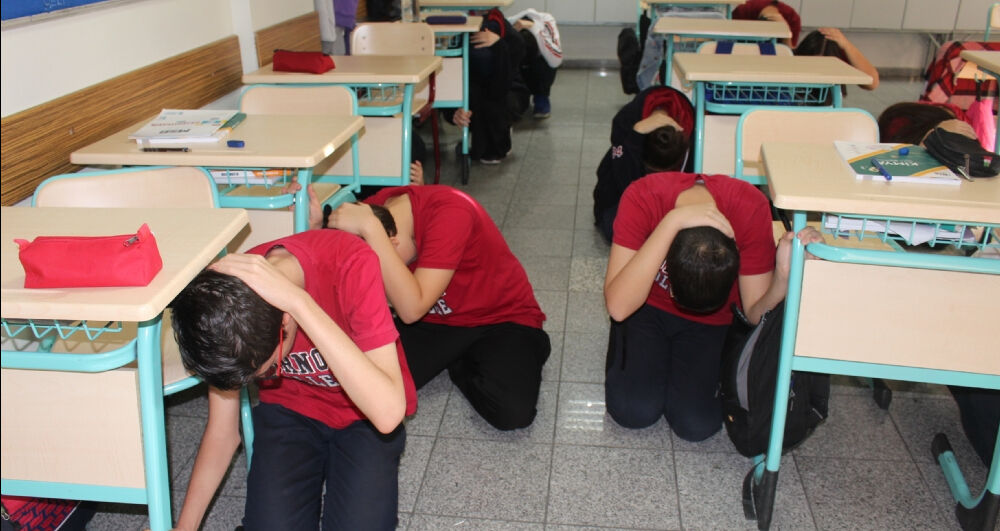 Vali Yılmaz Şimşek deprem sonrası Sivas'ta okulların tatil olduğunu duyurdu, 5 ilde daha okullar tatil edildi Vali Yılmaz Şimşek deprem sonrası Sivas'ta okulların tatil olduğunu duyurdu, 5 ilde daha okullar tatil edildi - 4. Resim