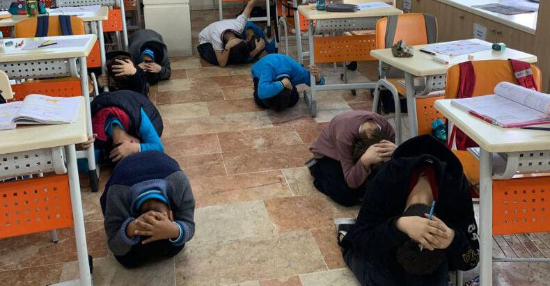 Vali Yılmaz Şimşek deprem sonrası Sivas'ta okulların tatil olduğunu duyurdu, 5 ilde daha okullar tatil edildi Vali Yılmaz Şimşek deprem sonrası Sivas'ta okulların tatil olduğunu duyurdu, 5 ilde daha okullar tatil edildi - 2. Resim