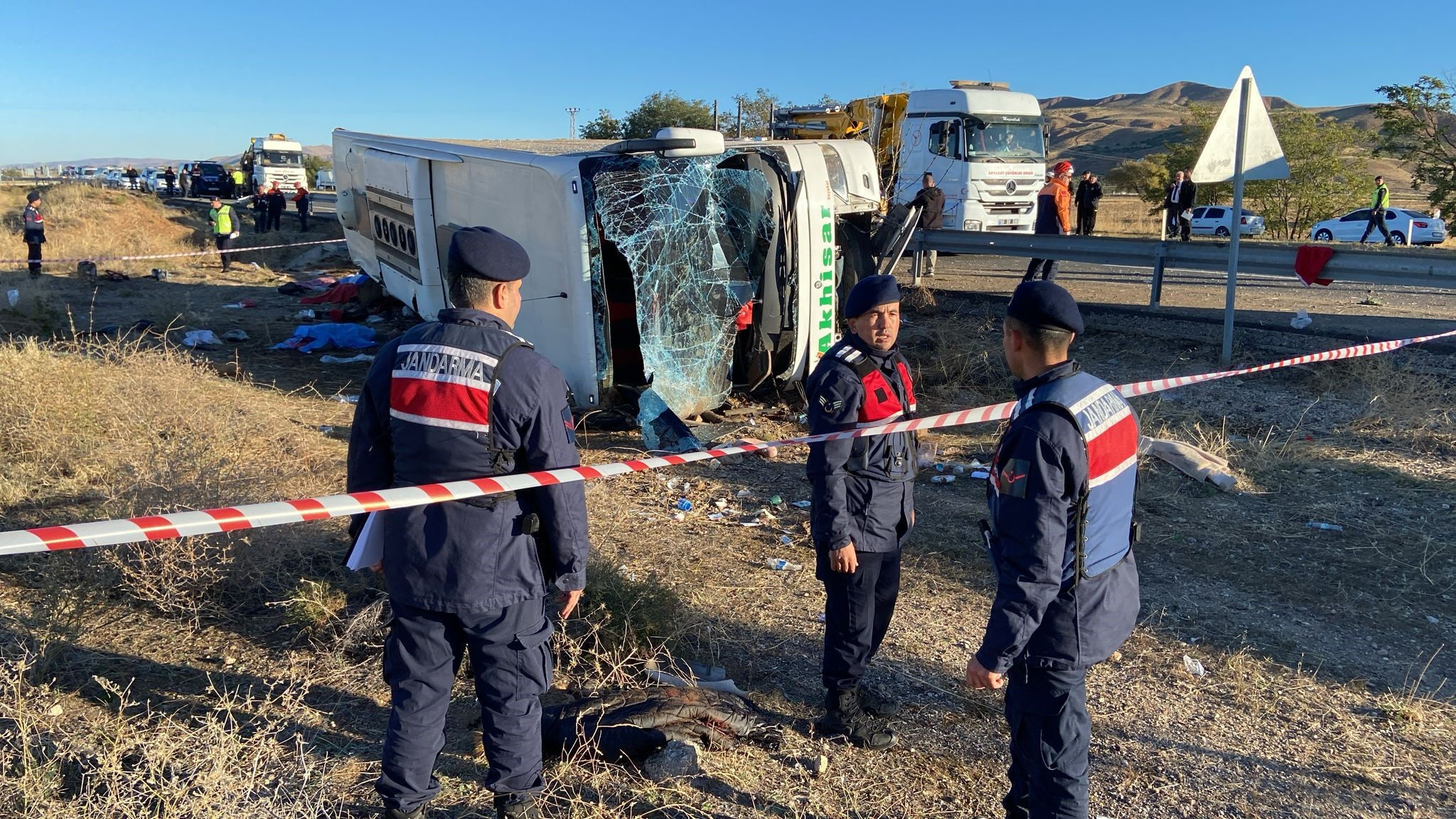 Aksaray'da can pazarı! Yolcu otobüsü devrildi, çok sayıda ölü ve yaralı var - 2. Resim