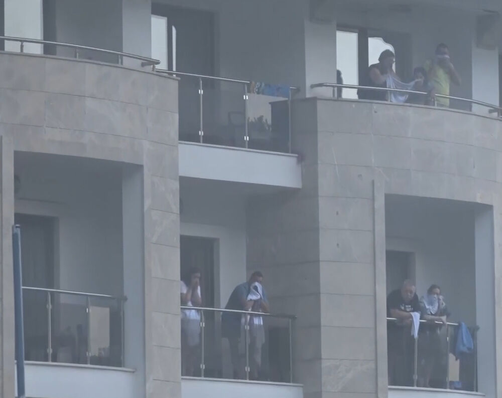 Antalya'daki bir otelde yangın çıktı! Turistler camda kurtarılmayı bekledi - 3. Resim