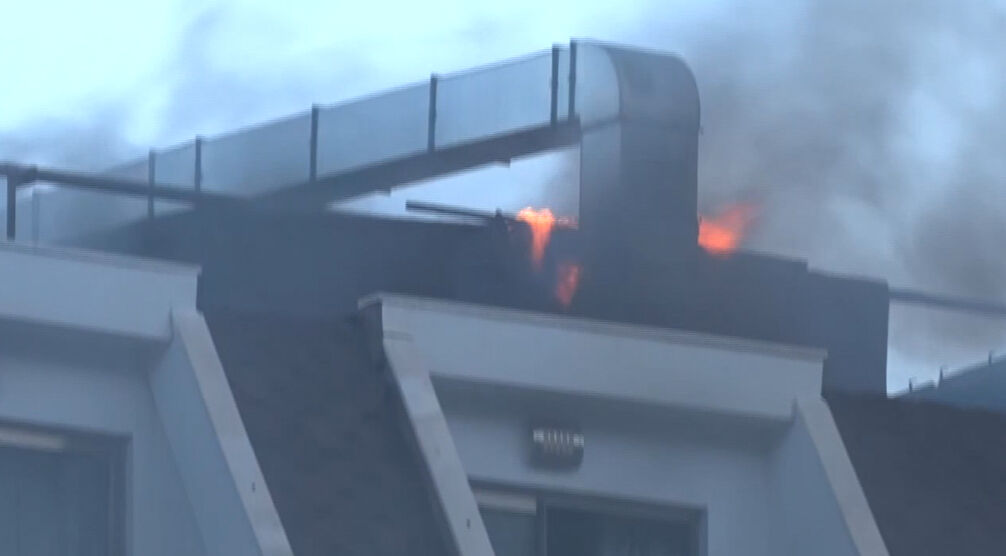 Antalya'daki bir otelde yangın çıktı! Turistler camda kurtarılmayı bekledi - 1. Resim