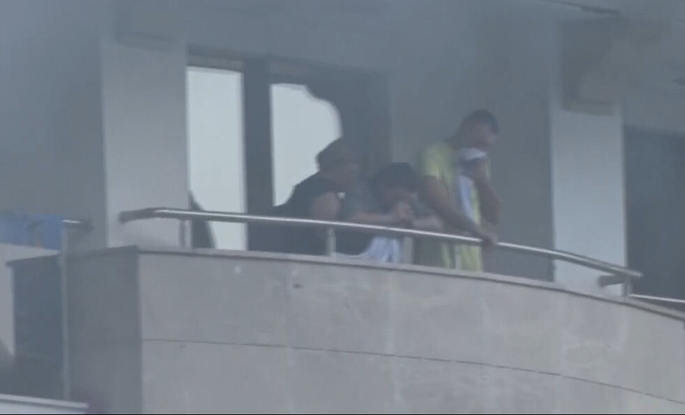 Antalya'daki bir otelde yangın çıktı! Turistler camda kurtarılmayı bekledi - 2. Resim