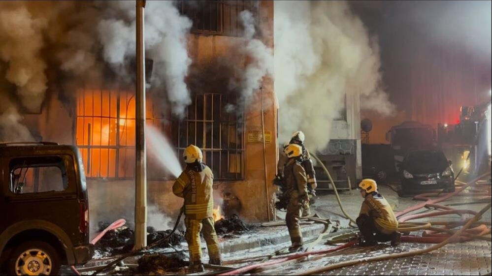 Beyoğlu’ndaki yatak imalathanesinde yangın çıktı! Alevler park halindeki araca sıçradı - 1. Resim