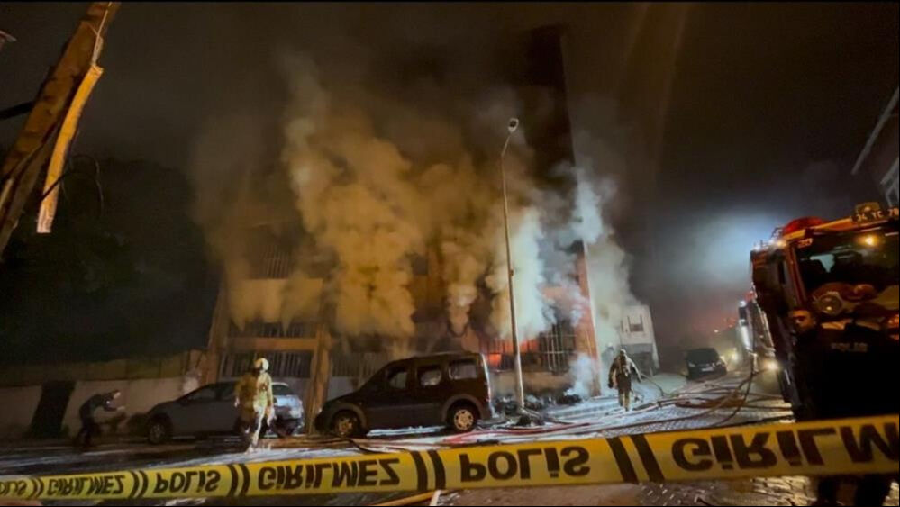 Beyoğlu’ndaki yatak imalathanesinde yangın çıktı! Alevler park halindeki araca sıçradı - 3. Resim