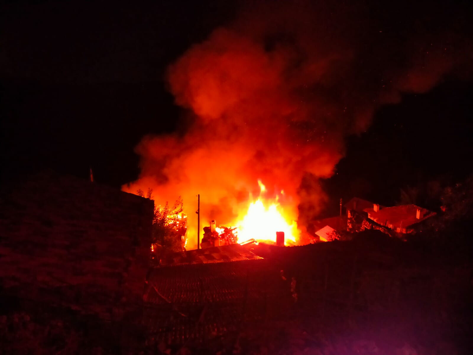 Bursa'da 3 ev alevlere teslim! İtfaiye ekipleri alevleri söndürdü - 2. Resim