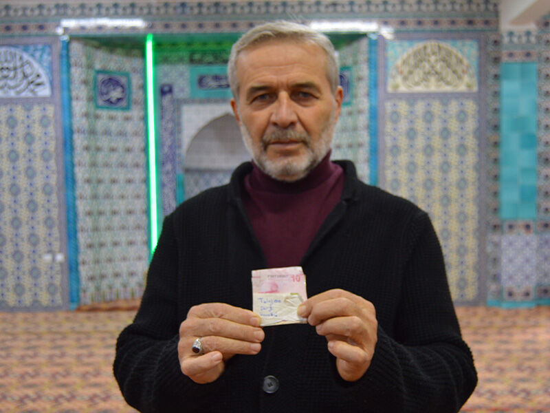 Duygulandıran şarj ücreti! Caminin prizine telefonunu taktı, elektiriğin karşılığını prize iliştirdi - 1. Resim