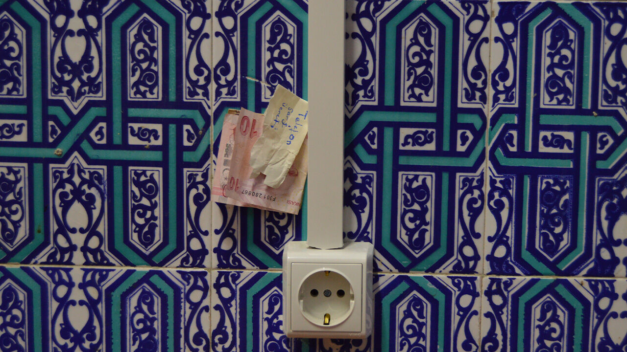 Duygulandıran şarj ücreti! Caminin prizine telefonunu taktı, elektiriğin karşılığını prize iliştirdi - 1. Resim