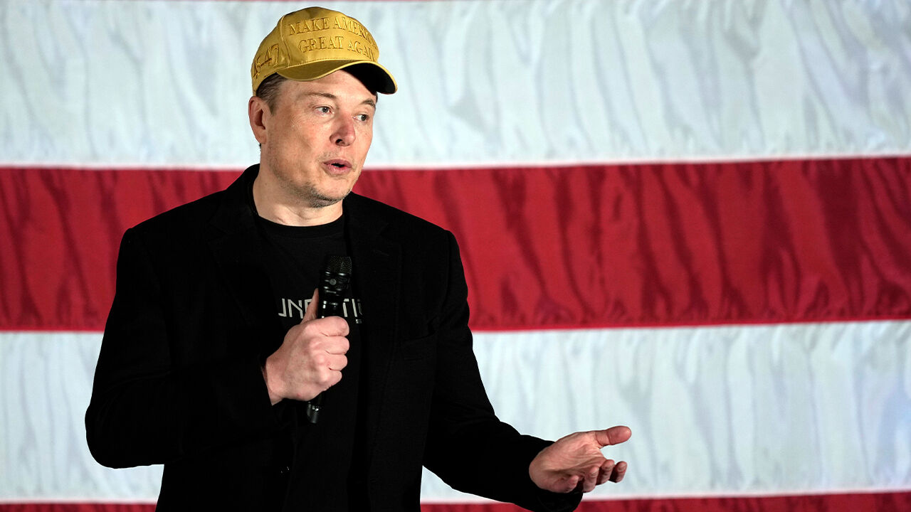 Elon Musk'tan tek başına  Elon Musk'tan tek başına