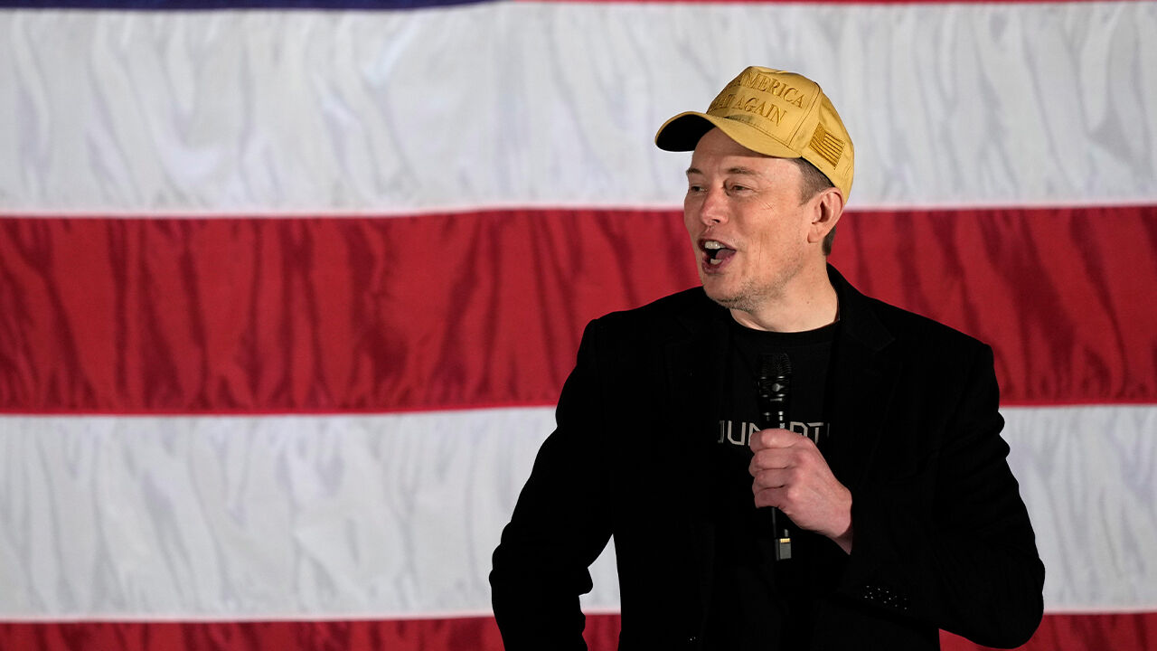 Elon Musk'tan tek başına  Elon Musk'tan tek başına