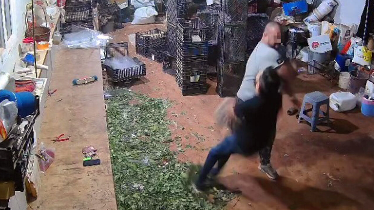 "Eşimin fotoğrafını neden paylaştın" kavgası! Tek yumrukla komalık olan çiçekçi hayatını kaybetti "Eşimin fotoğrafını neden paylaştın" kavgası! Tek yumrukla komalık olan çiçekçi hayatını kaybetti - 1. Resim