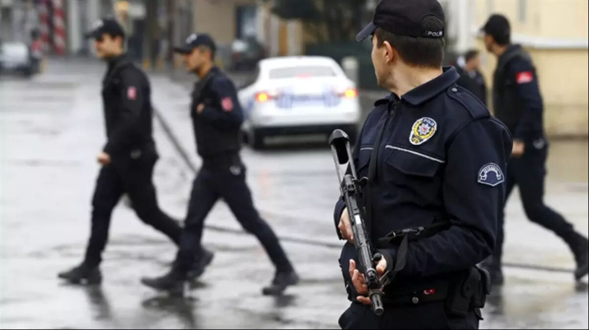İzmir'de polis bile şaşırdı! Tuvalet şeklinde tasarlanan düzenekte yakalandı İzmir polisi şaştı kaldı! Tuvalet şeklinde tasarlanan düzenekte yakalandı - 1. Resim