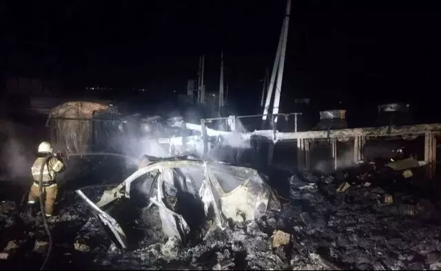 Otoyolda feci kaza! Havai fişek taşıyan kamyon ve otomobil çarpıştı, 2’si çocuk 4 kişi öldü Otoyolda feci kaza! Havai fişek taşıyan kamyon ve otomobil çarpıştı, 2’si çocuk 4 kişi öldü - 2. Resim